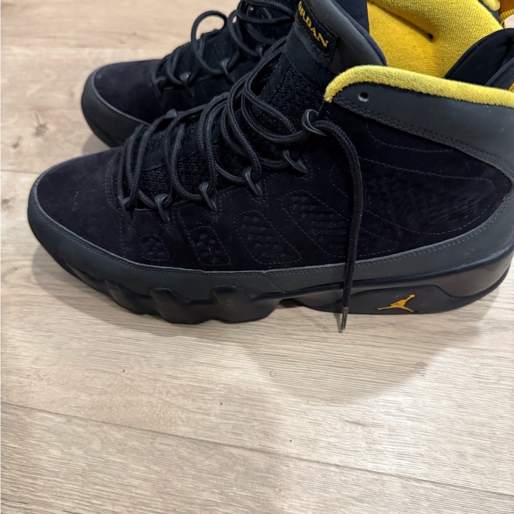 Jordan Men's Sneakers in Black and Yellow